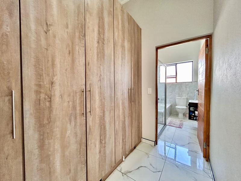 5 Bedroom Property for Sale in Xanadu North West